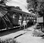 854125 Afbeelding van treinreizigers op het perron van een station aan de Franse Rivièra na aankomst met de Zonexpres ...